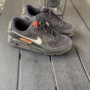 Airmax 90 - strl 43 men passar även de som har strl 42    Finns redig skada vid hälen på skorna fråga om bild gärna 