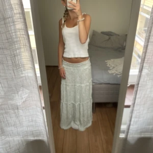 Långkjol - Intressekoll på denna ljusgröna mönstrade långkjol. Säljer endast vid bra bud. Kjolens längd är 105cm som längst (om man inte viker ner). Köp direkt:600kr. Har du någon fråga är det bara att höra av sig🫶🏼