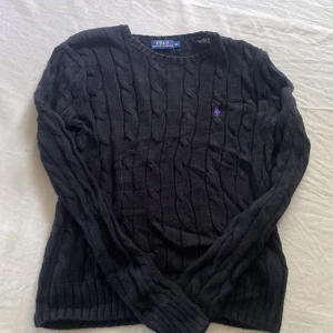 Svart kabelstickad Ralph lauren - Svart kabelstickad Ralph lauren. Strl Xs men passar även S beroende på vilken passform man vill ha.