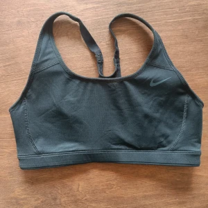 Sport-bh, Nike  - Sport-bh från Nike dri-fit. Storlek S. Knäppe i tre olika steg. Lätt/medium support. Inga inlägg/kupor.  Sparsamt använd, i fint skick.
