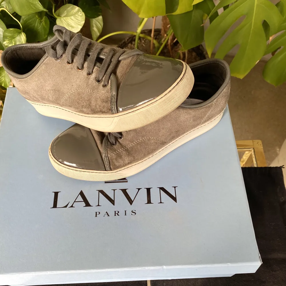 Hej, säljer ett par Lanvin Patent Cap Toe Sneakers i bra skick. Perfekt Toebag utan några repor eller fläckar. Beige/brun och somrig färg, perfekt inför varmare väder. Har dustbags ifrån köp. Nypris runt 4000 kr. Size 5 vilket motsvarar 40/40,5. Hörs!. Skor.