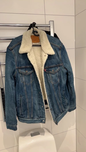 Levis Jeansjacka - Intressekoll på min Levis jacka, skriv till mig i meddelande eller kommentera, i strlk L men liten i storleken  