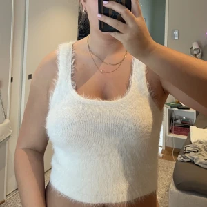 Vitt fluffigt linne🤍 - Säljer ett vitt fluffigt linne från ginatricot, använt fåtal gånger! Supermysigt och skönt🤍 storlek m 