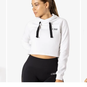 ICANIWILL  - Crop top från icaniwill. Vit och svart. Sparsamt använd. 