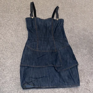 Jeans klänning  - Jeansklänning köpt i Paris. Storlek står inte men skulle säga att den passar S/M då den är stretchig. Banden går att ta av!