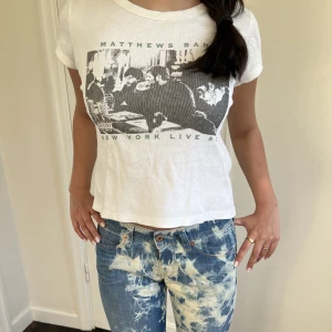 Brandy Melville  - Topp/t shirt från brandy Melville. Coolt tryck❤️‍🔥❤️‍🔥