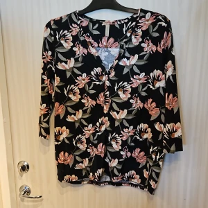 Blommig blus  - Fin och mjuk blus 