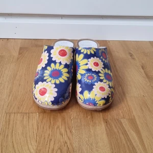 Mönstrade träskor - Inköpta för två år sen men är tyvärr för små tighta för mig. Så fint mönster och i fint skick! 