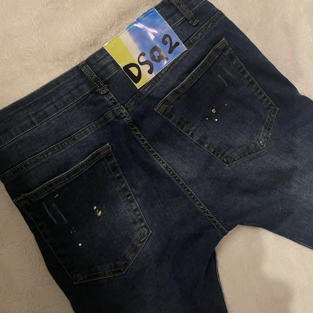 Snygga dsq jeans, inte alls använda då de är lite stora för mig men jätte snygg passform o super fina . Jeans & Byxor.