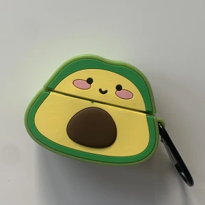 Airpods Pro skal - Ett avokado skal till airpods pro, fint skick 💚 kontakta gärna för frågor! använd gärna ”köp nu” för billigare frakt 🫶🏻