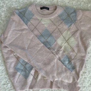 Rutig stickad tröja - Från brandy Melville, säljer en liknande fast inte från brandy i blått ☺️ passar xs eller en liten S