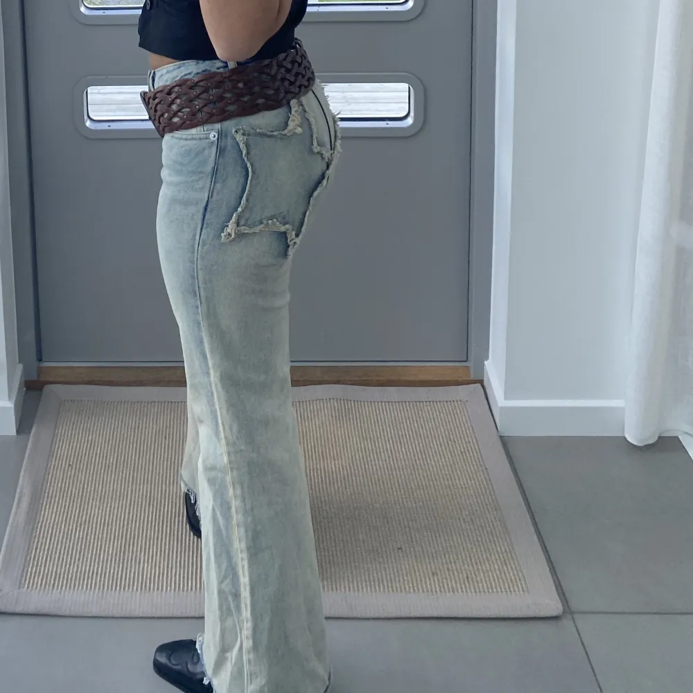 Säljer dessa slutsålda bootcut low jeans. Använda en gång, precis som nya.   Storlek 34. . Jeans & Byxor.