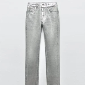 Metallic jeans från zara  - Säljer dessa då dom inte kommer till användning mer. Använda 1-2 gånger så är som nya🌟ordinarie pris 559kr 