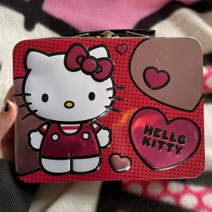 Hellokitty plåt låda!🎀 - Jag säljer min fina hello Kitty plåt låda! Den är lite bucklig i insidans botten, men det har inte stört mig. Skriv gärna vid frågor eller fler bilder!🎀💕