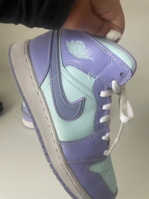 Jordans 1 - Säljer mina super fina jordans 1 (äkta) då skorna inte passade med mina skosulor . Har använt skorna ett fåtal gånger och är så ny som möjligt, lite creesade men annars är de i super bra skick!Köpte de för 1200kr. Storleken är 38,5 funkar om man har str39