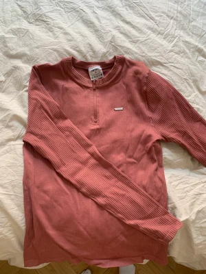 Träningströja från aim'n - En träningströja från aim'n i storlek M. Upplever den som liten i storleken 