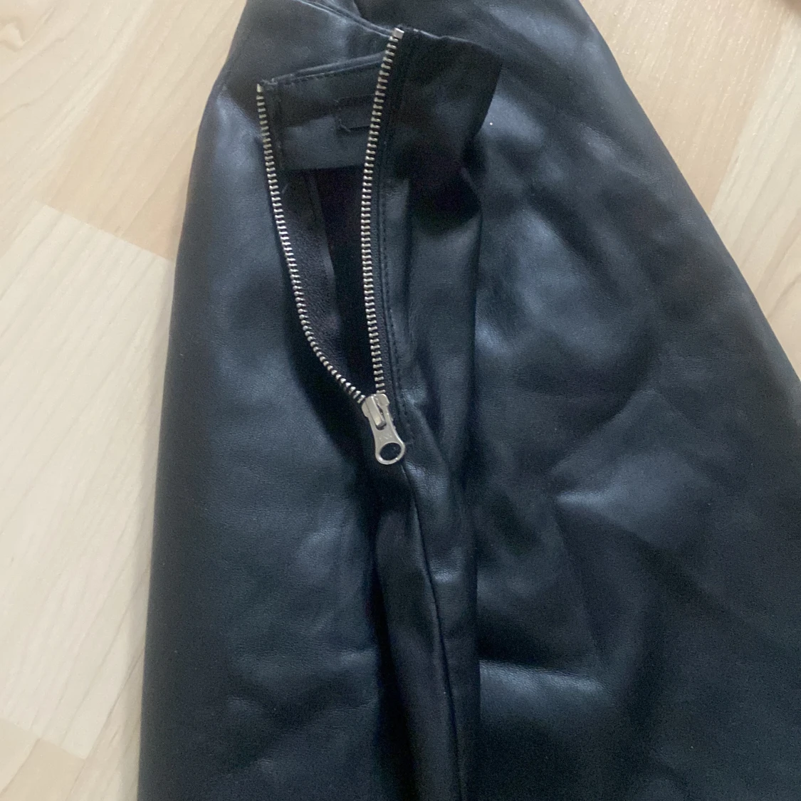 Svart skinnkjol - 90