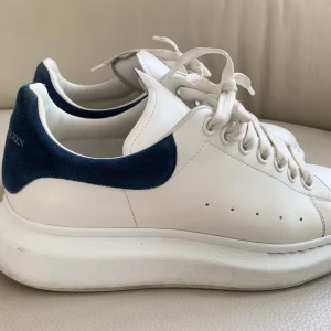 Alexander McQueen skor  - alexander McQueen skor i bra skick, säljs för 4000 kr herrstorlek 41 1/2, pris kan förhandlas!!