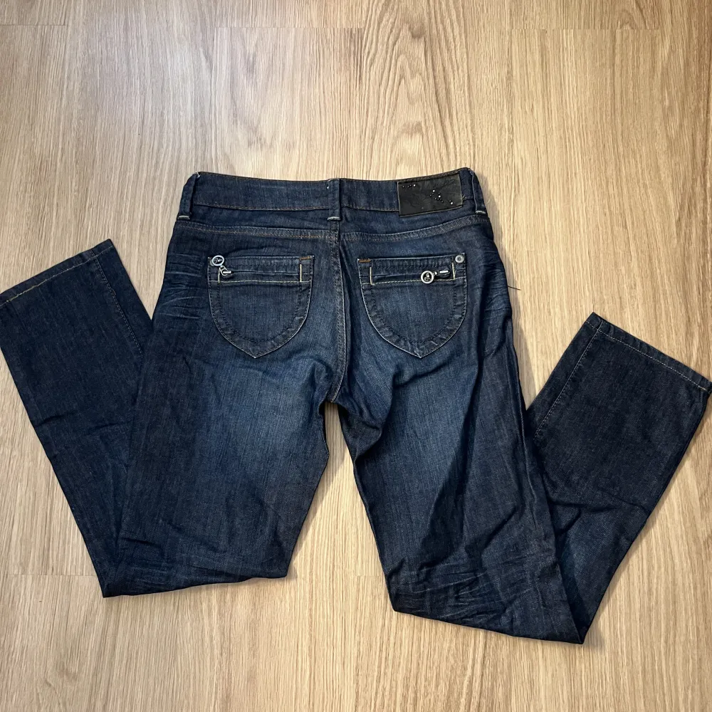 Jeans från Esprit, super fina. Sitter bra på mig som också har w25, lågmidjade. Hör av er vid frågor ❤️. Jeans & Byxor.