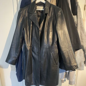 Skinn kappa - Svart Skinn kappa.