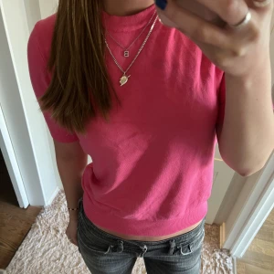 Rosa topp - Säljer denna somriga tshirt från zara, endast använd 1-2 gånger! Lite tjockare i tyget. Storlek S men passar även Xs!💕