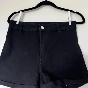 Jeansshorts  - Högmidjade svarta jeansshorts
