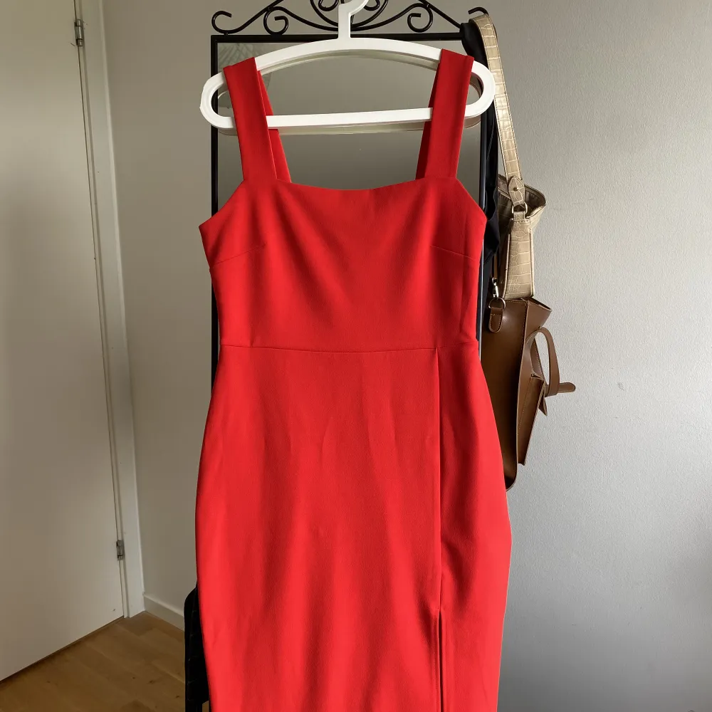 Röd klänning från New Yorker. I väldigt bra skick, endast använd en gång! Har en slit på vänster sida av klänningen. Kan både posta och träffas upp i Stockholm :) . Klänningar.