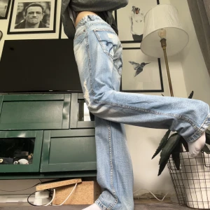 Lågmidjade jeans  - Sååååå snygga jeans med jättefina detaljer och tvätt☀️☀️vintage!! LÅNGA 🙏🏼🙏🏼🙏🏼
