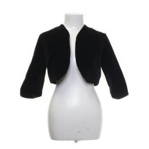 Bolero kofta - Säljer en super fin bolero kofta. Köpt från Sellpy , men sååå bra skick. Den var tyvärr för liten för mih så måste sälja. Köpt för 110 kr säljer för 50 + frakt 💕💕