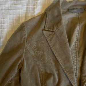 Kavaj med fjärilar  - Världens finaste kavaj med glitter fjärilar! Storlek 40. Frakt tillkommer 💘