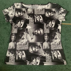Marilyn Monroe print topp - har ingen etikett men jag tror att det är en storlek M, L? är ett nätmaterial och är stretchig