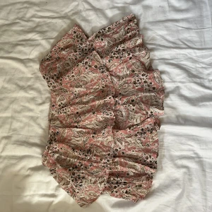 Zara kjol - Jättefin kjol köpt i början av förra sommaren men redan då lite för tight så därför säljer jag den nu. Mycket praktisk som har inbyggda shorts och väldigt eftertraktad kjol!🩷