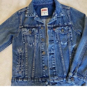 Levis jeansjacka - Jag säljer en blå jeansjacka från levis. Jackan är i väldigt bra skick då den använts ett fåtal gånger. Det är storlek 10 år som jag skulle säga motsvarar ungefär 134/140.    Köparen står för frakt.