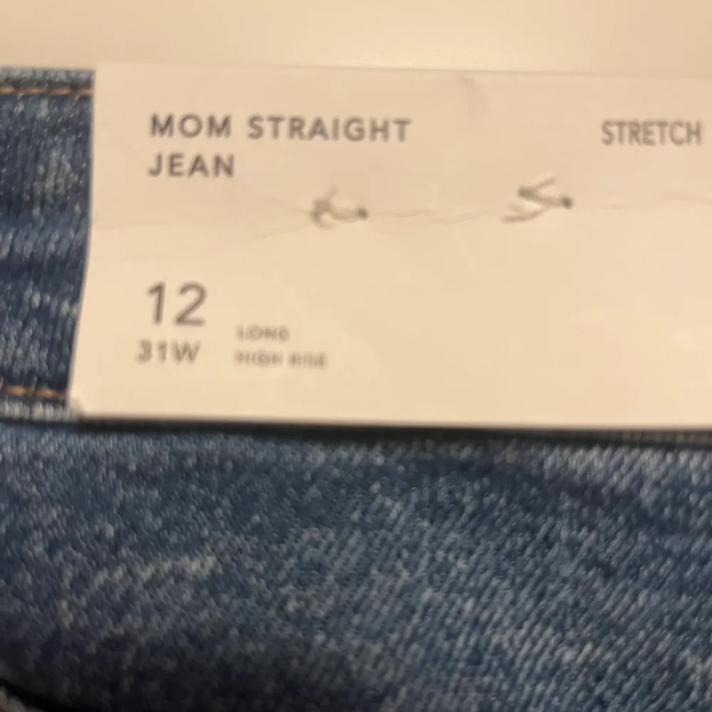 Ett par jätte fina högmidjade jeans från american eagel som har (prislapp kvar) som är i jätte bra sick och den är normal i passformen  Storlek:31 Köparen står för frakten . Jeans & Byxor.