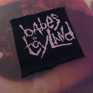 Diy patch Babes in Toyland  - Handgjord patch! Gör också önskade motiv & band 
