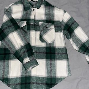 Vårjacka - Säljer min vårjacka då jag ej använder den (obs mkt bra skick)