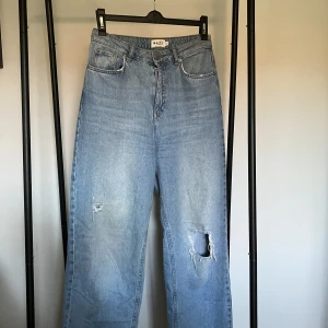 Jenas - Fina ljusblå jenas med hål! Medelhög midja och rak modell! Buda!!!