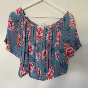 Topp - Jättefin somrig topp ifrån H&M, i storlek S. Aldrig använd och prislappen sitter kvar. Lite kortare modell, mer som en magtröja 