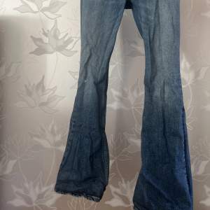 Super läckra zara jeans i bootcut model som tyvärr inte passar längre!!💓