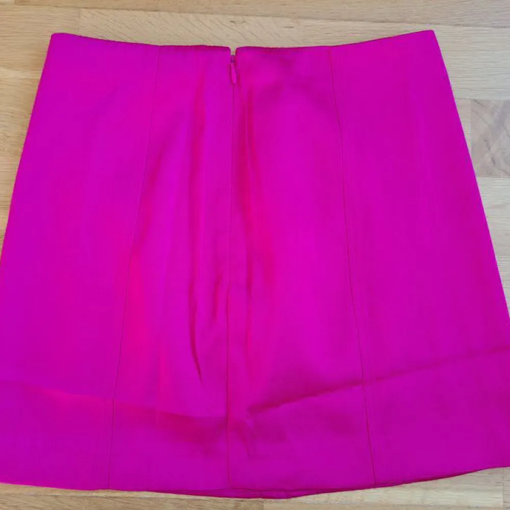 Säljer ny/oanvänd rosa kjol från H&M i storlek 34/XS. Pris 100kr + frakt. Betalning sker via SWISH och jag skickar enbart med posten. Referenser finns från mina tidigare köpare. Skicka PM vid intresse :). Kjolar.