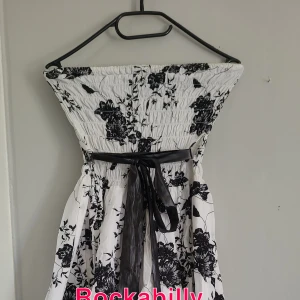 Rockabilly klänning  - Passar från xs-xxl Töjbar upptill  100:-