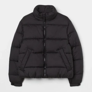 Svart Pufferjacka  - Svart pufferjacka från h&m som passar mig som är tjej. Använt ett fåtal gånger men kommer inte till användning längre💗 Nypris 599