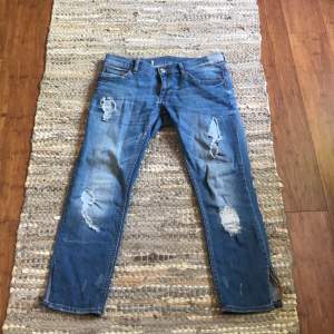 Ett par fina ripped blåa jeans i ett fint skick. Köpte för 800 kr för ungefär två år sedan. Men längst ner på byxorna så är det en flärp som sticker ut på båda byxbenen 💯🔥