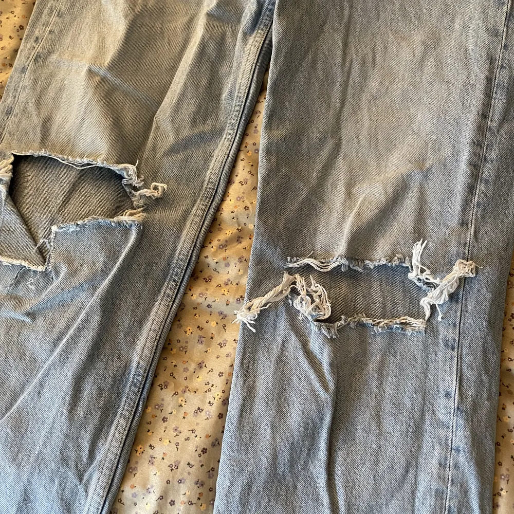 Högmidjade straight leg jeans från Gina som är köpta för över 400kr. Storlek S, nyskick ! . Jeans & Byxor.