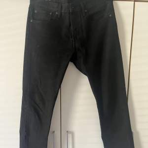 Svarta Levis jeans W32 L 34, bra skick