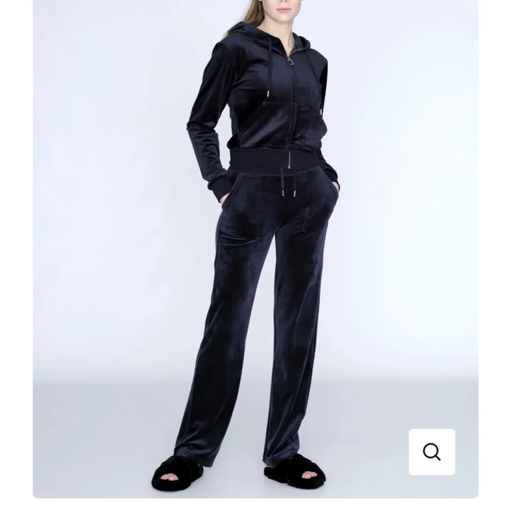 Säljer nu mina juicycouture byxor i färgen night sky (blå). Ny priset på de är 1 200kr. Skriv för intresse (kan tänka mig att sälja för ett billigare pris)❤️. Jeans & Byxor.