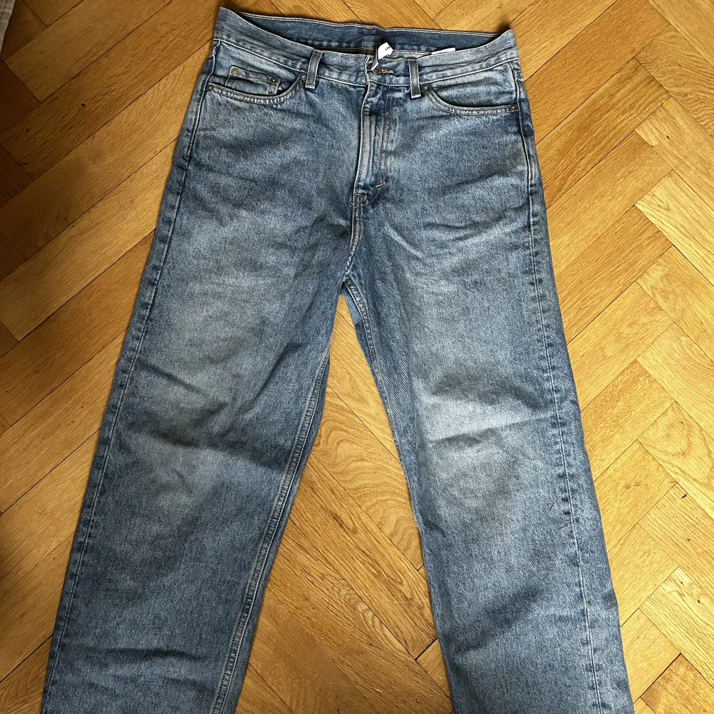 Herrmodellen ”galaxy” från weekday. Storlek 27/30 i blå. Använd fåtal gånger så bra skick. . Jeans & Byxor.