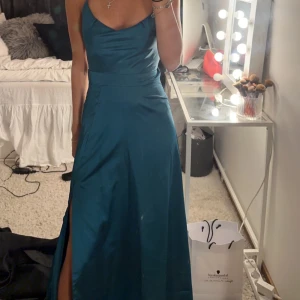 Balklänning  - Nu säljer jag tyvärr min balklänning från 9an, silkes klänning, blå grön färg och passar super bra även till bröllop eller andra festligheter andväd 2 gånger, skriv för mer bilder å frågor, justerbar 