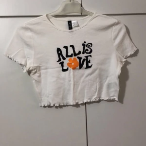 Gullig T-shirt  - Väldigt gullig t shirt, aldrig använd