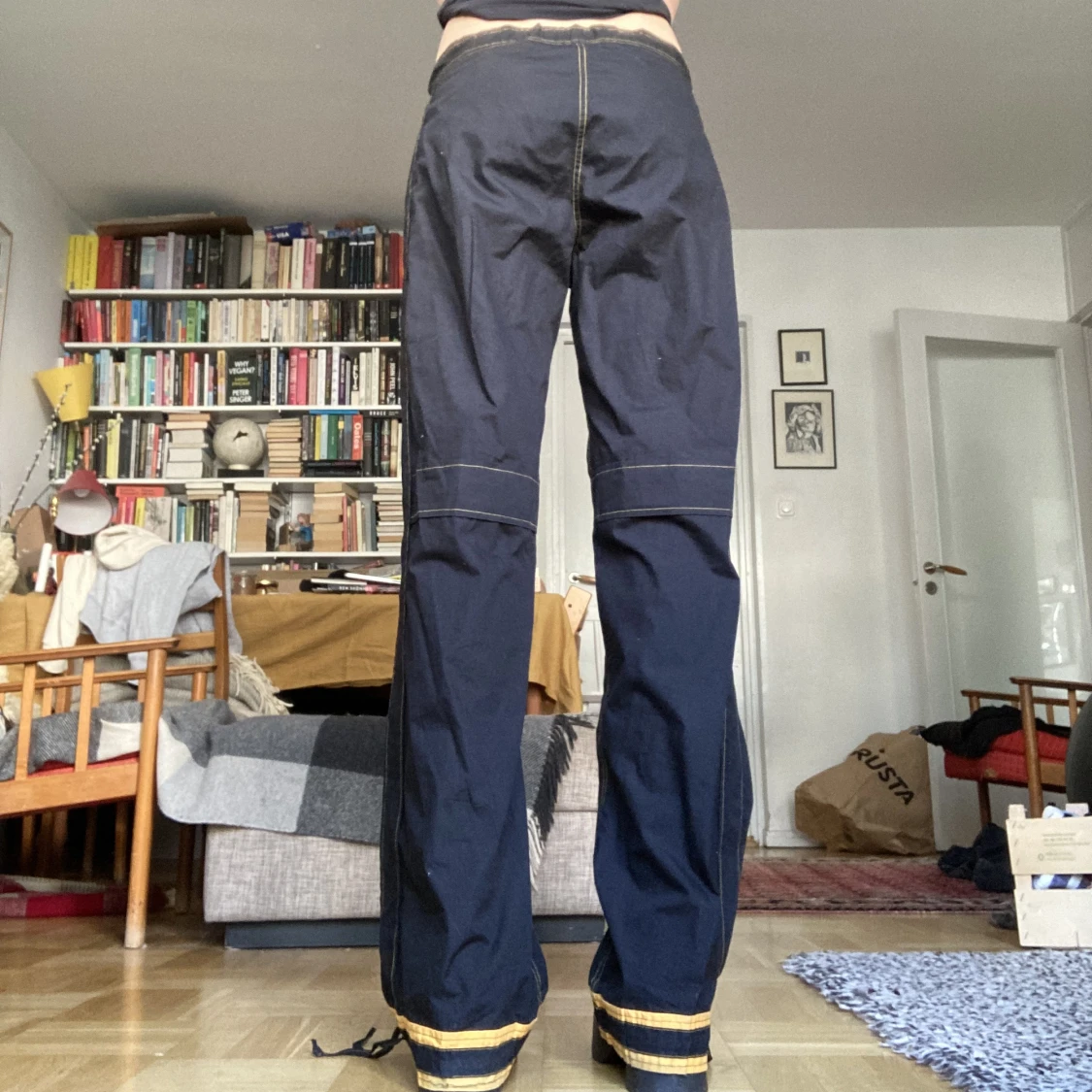 Coola svarta baggy cargobyxor med gula detaljer - 90